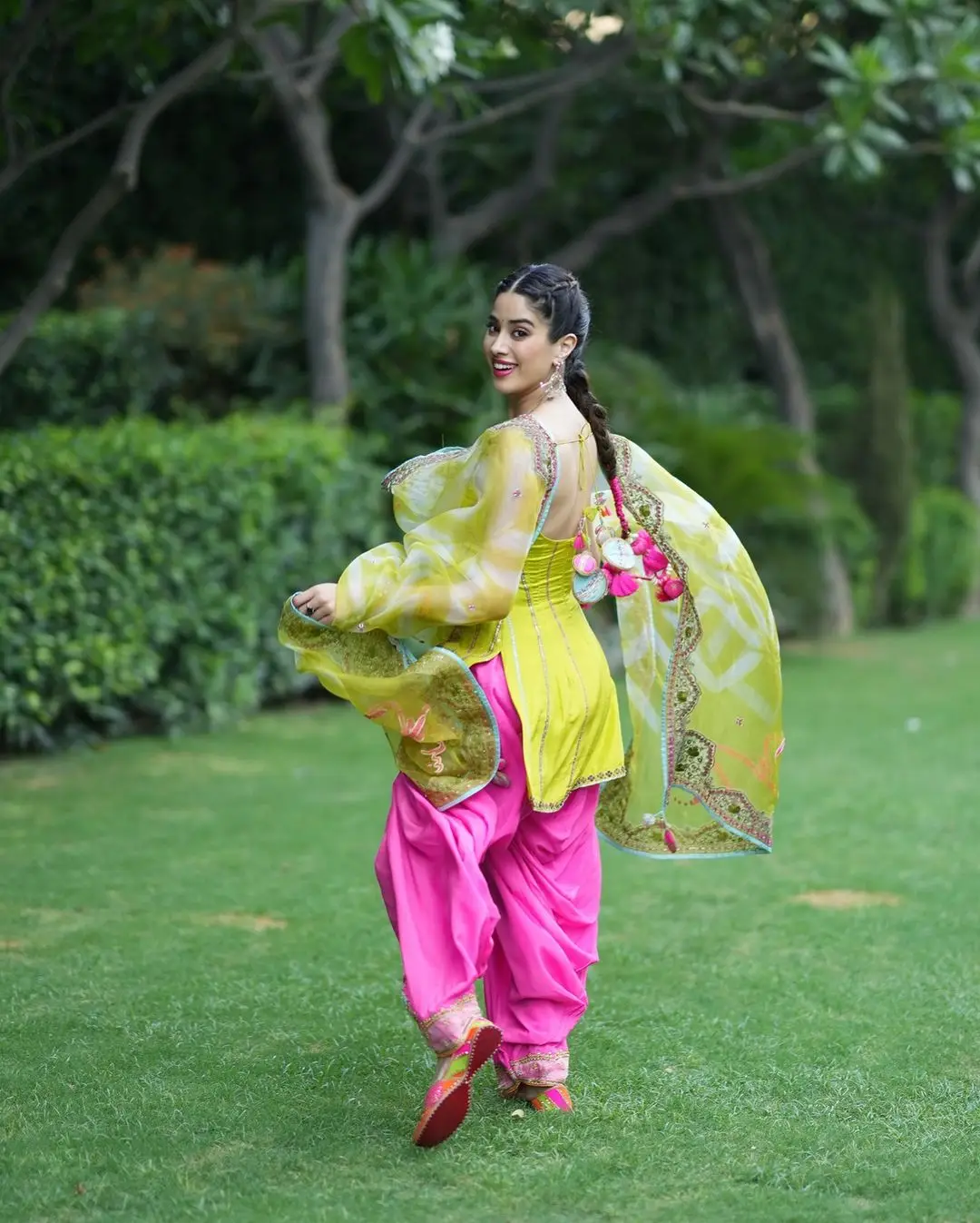 JANHVI KAPOOR IMAGES IN INDIAN TRADITIONAL YELLOW PUNJABI DRESS 2